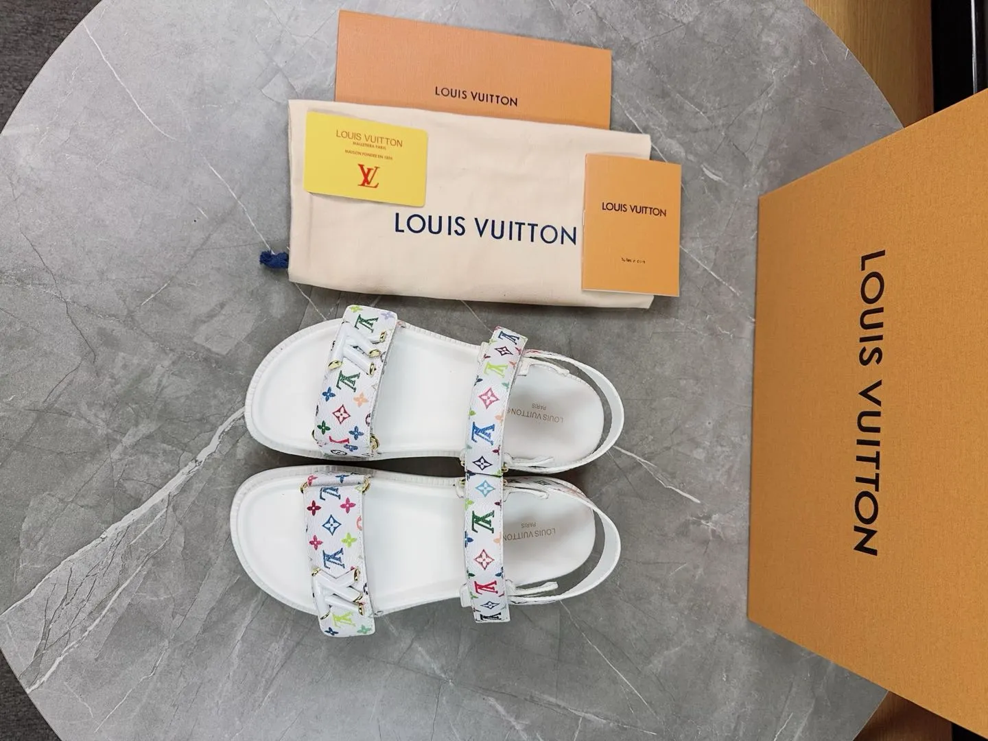 👟👟Ex-factory price 460👟👟 🌈LV | Louis Vuitton 🧡💚2025 spring and summer new style top version‼ ️The original version is the same. The counter focuses on the latest new beach shoes. Hard goods are new🆕 ❥Purchase level! Full of high-end feel! A popular model among bloggers at home and abroad, it’s retro and fashionable and looks amazing on your feet! Mainly recommended model on the official website★ ━━━━━ ЅᏇєєt ━━━━━ ▪️Upper: original customized leather ▪️Inner lining: cow lining ▪️Outsole: rubber PU combination high-end outsole ▪️Shoe size: 35-45 (35-45 customized